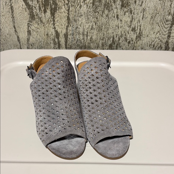 LUCKY BRAND Gray Women's Peep-Toe Sandals NWOT - Picture 2 of 7